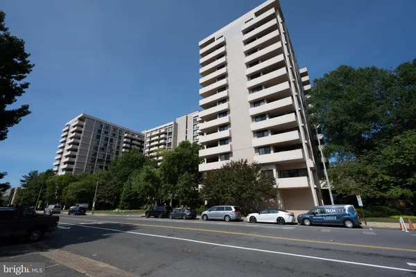 $2,000 | 4141 North Henderson Road, Unit 822, Arlington, VA 22203
