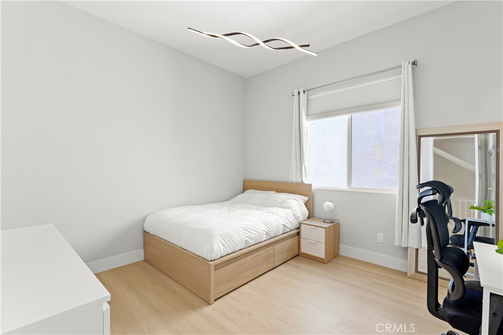 259 Chorus Irvine, CA 92618 - Photo 19 of 56 a spacious bedroom with a bed and a window
