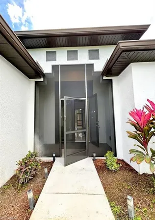 a entryway view with a outdoor space