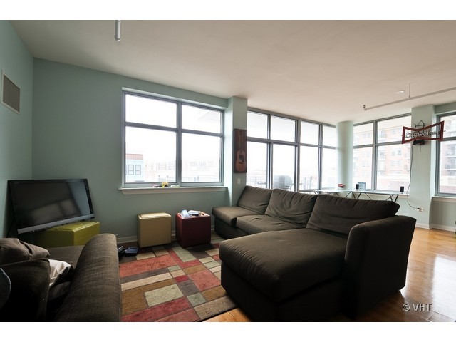 511 West Division Street, Unit 312 Chicago, IL 60610 - Photo 2 of 10 a living room with furniture and a window