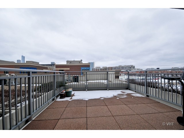 511 West Division Street, Unit 312 Chicago, IL 60610 - Photo 8 of 10 a balcony with a yard