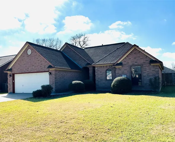 $2,150 | 117 Corkwood Street, Lake Jackson, TX 77566