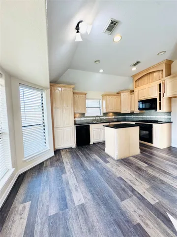 $2,150 | 117 Corkwood Street, Lake Jackson, TX 77566