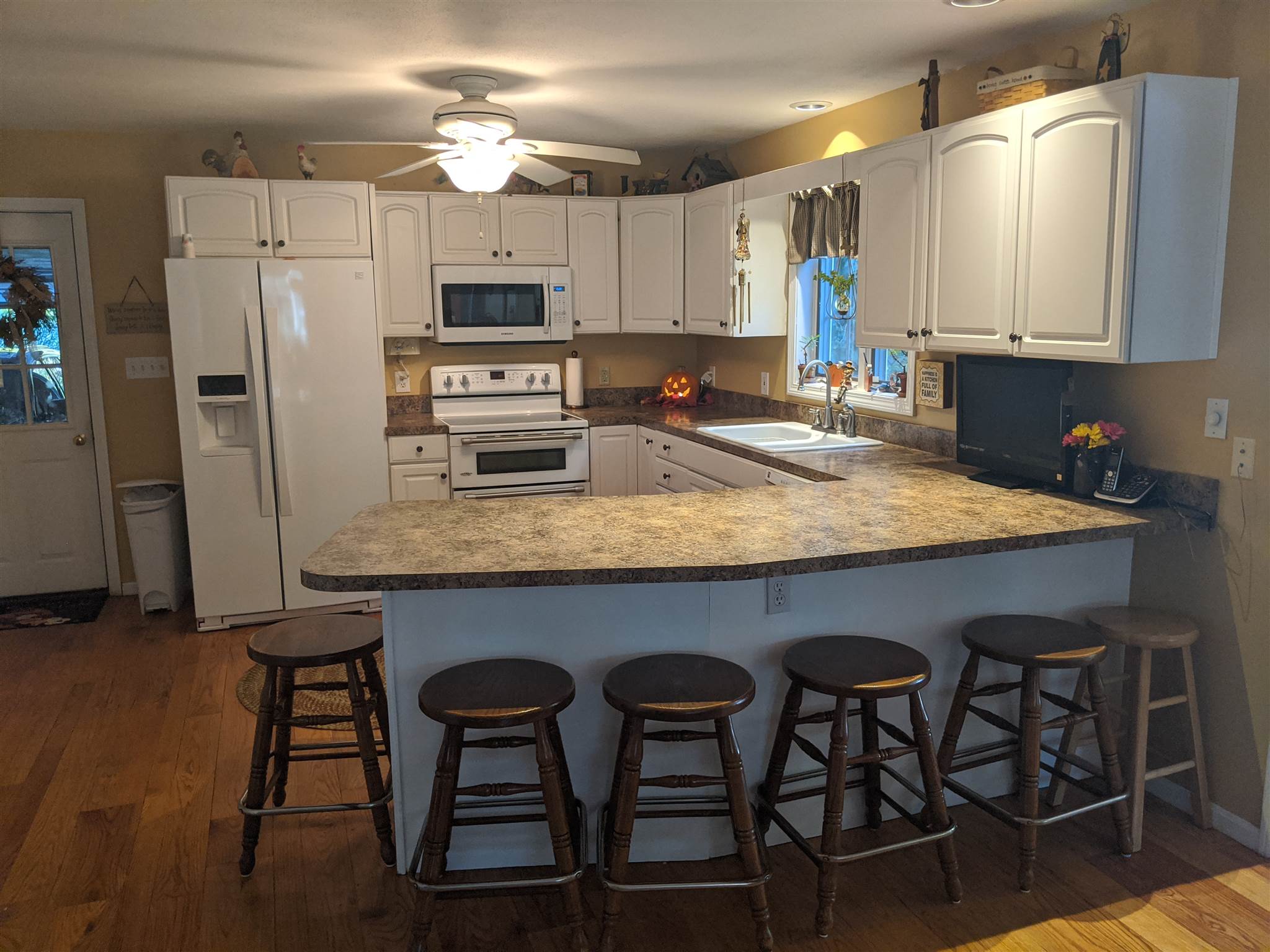 216 Sherburne Road Pelham, NH 03076 - Photo 4 of 19 Gallery Image 4