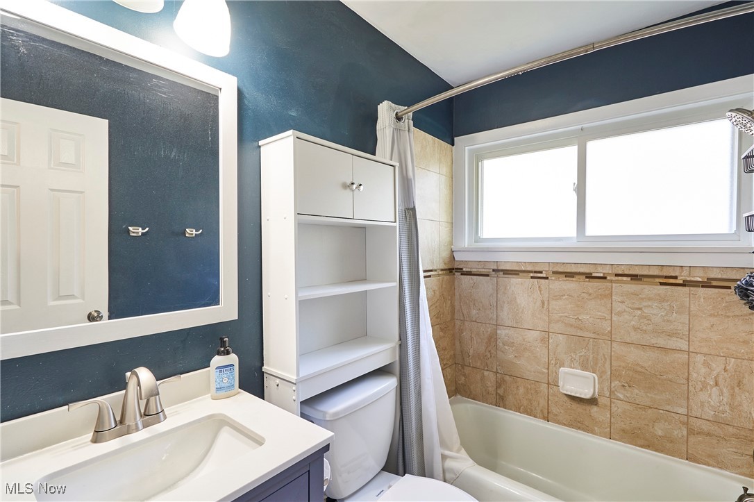 3100 West Ridgewood Drive Cleveland, OH 44134 - Photo 13 of 29 Updated Bathroom featuring shower / tub combo.