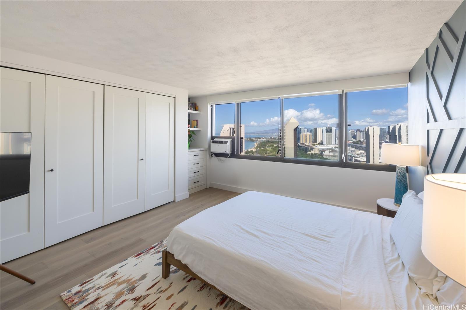 343 Hobron Lane, Unit 3901 Honolulu, HI 96815 - Photo 5 of 25 a bed room with a bed and a view of kitchen