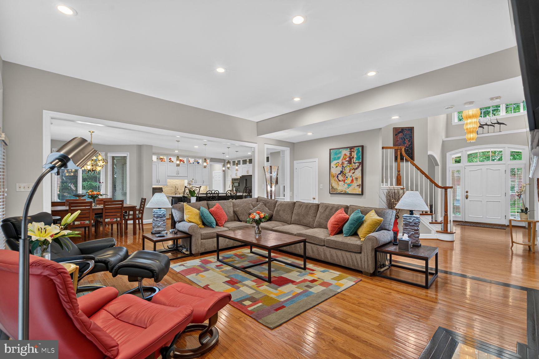 11081 Pelham Manor Place Reston, VA 20194 - Photo 12 of 99 Spacious living area with vibrant decor.
