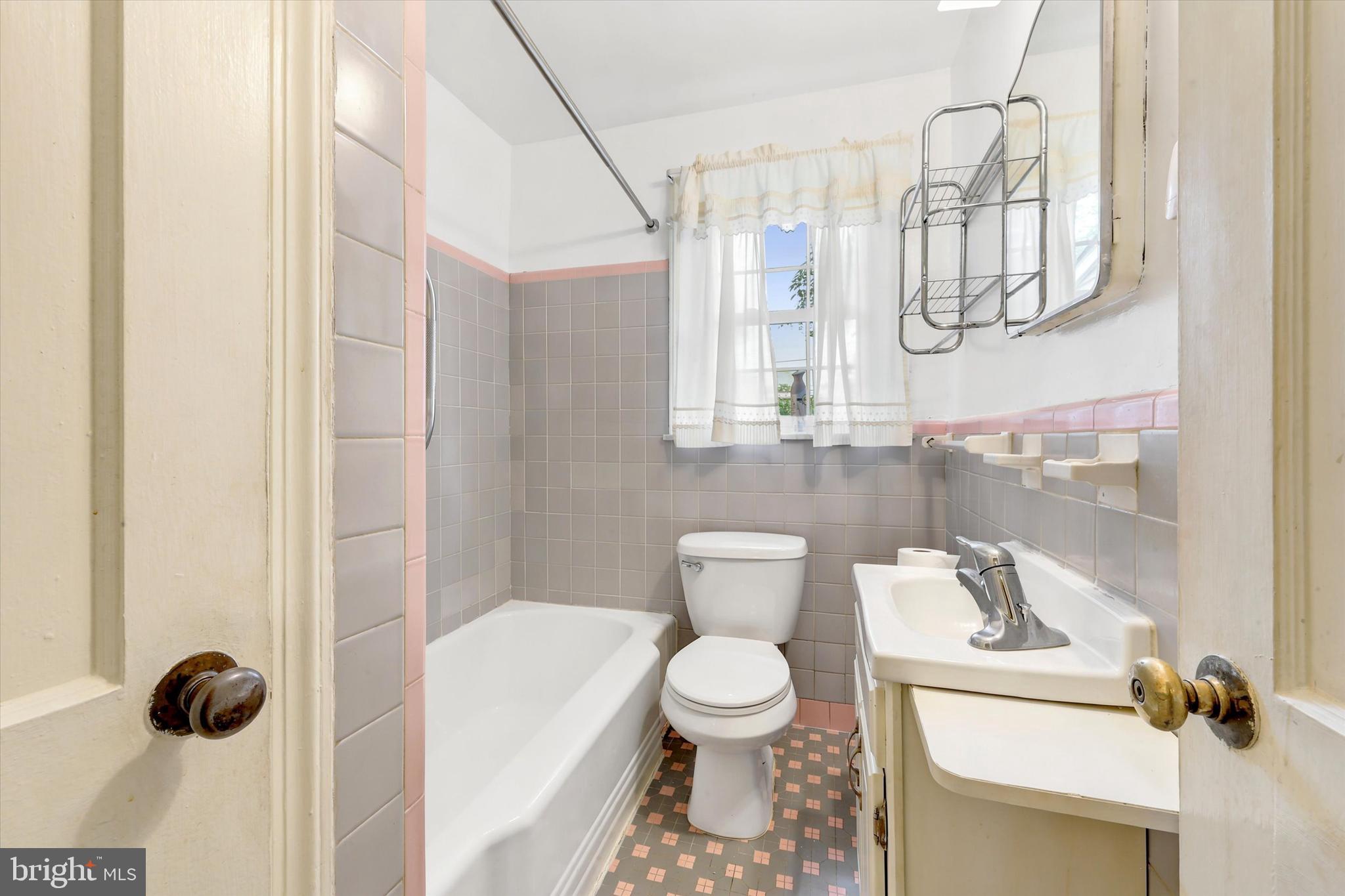 308 Henry Lane Wallingford, PA 19086 - Photo 18 of 36 Main bath first floor
