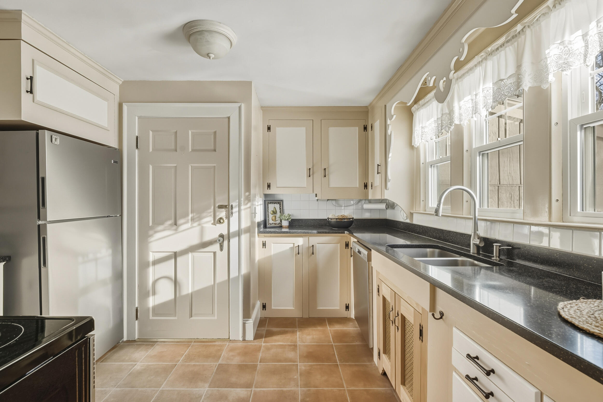 28 Clifford Street South Portland, ME 04106 - Photo 7 of 50 21_28clifford-42