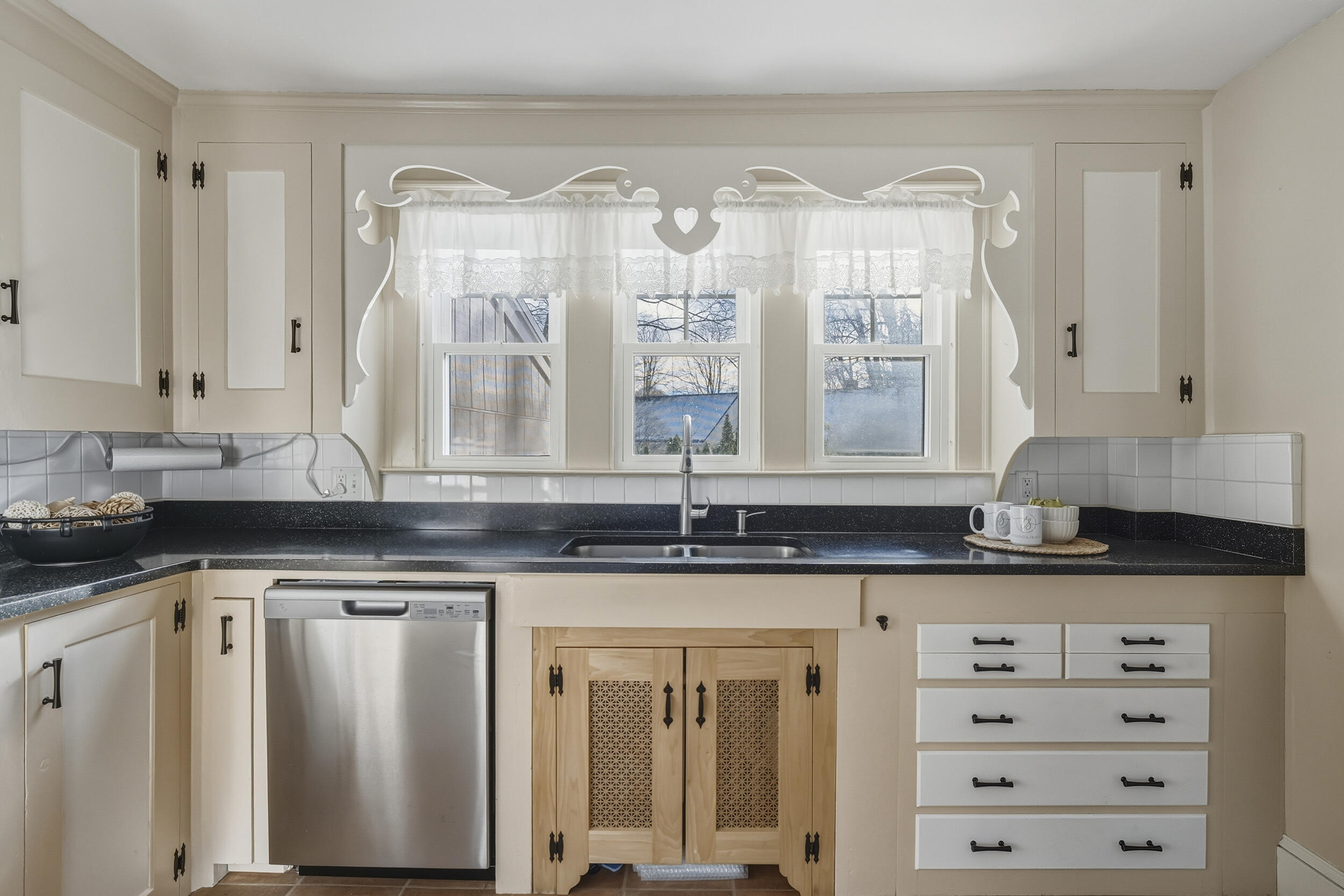 28 Clifford Street South Portland, ME 04106 - Photo 8 of 50 22_28clifford-43