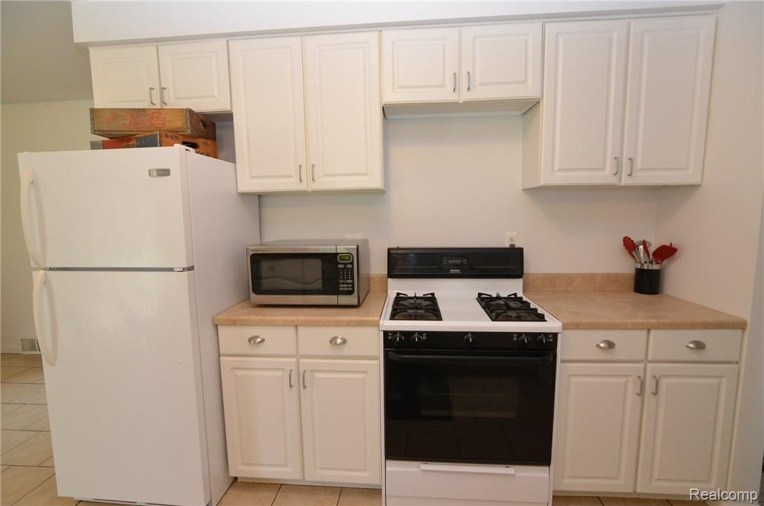 5770 Clarkston Road Clarkston, MI 48348 - Photo 12 of 28 LOADS OF STORAGE & LIKE NEW APPLIANCES