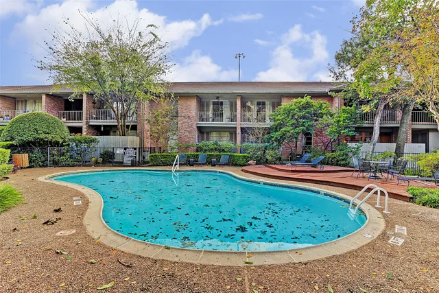 a view of a swimming pool in back of a house