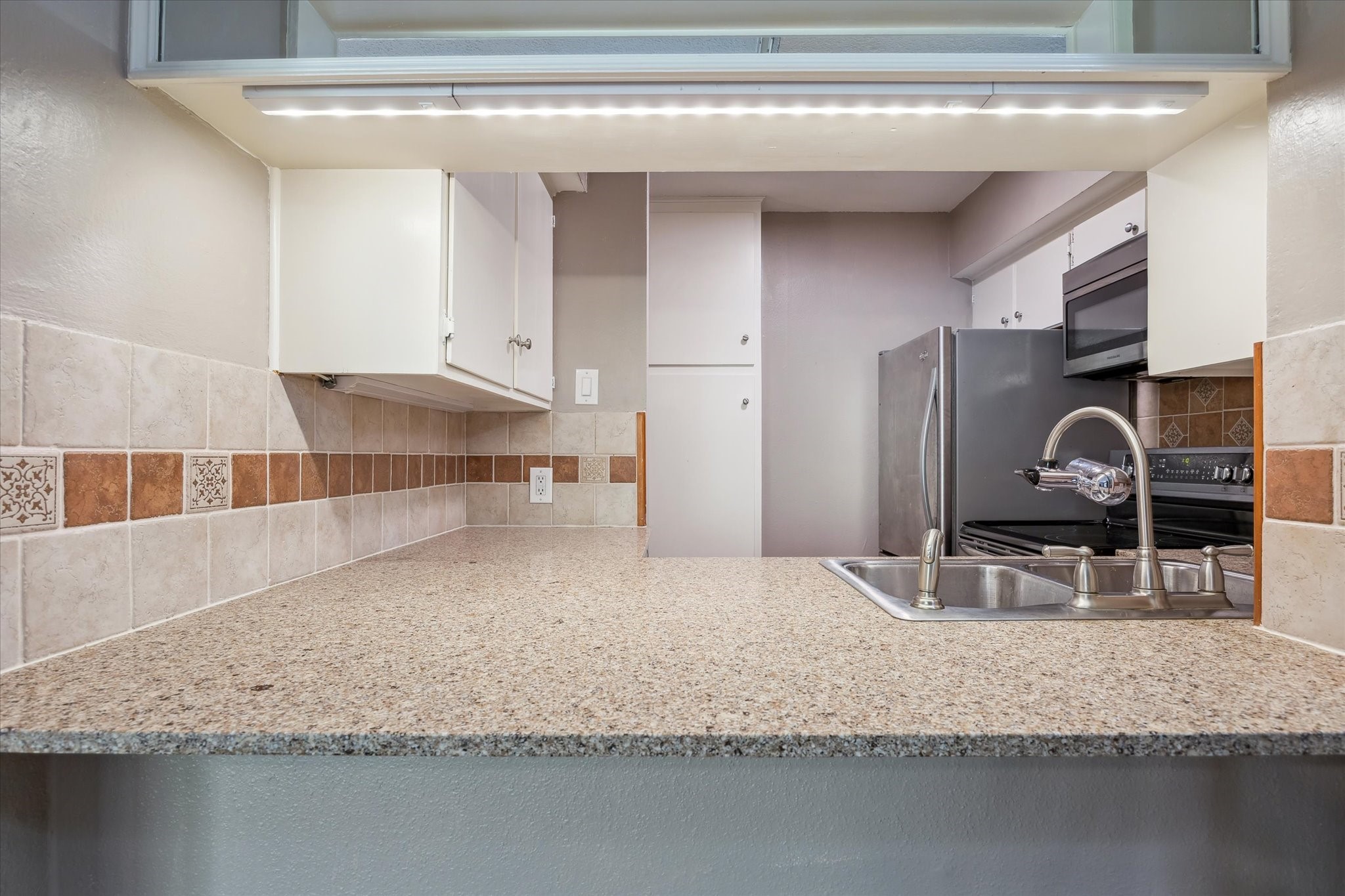 6465 Bayou Glen Road Houston, TX 77057 - Photo 6 of 15 a kitchen with a sink and a refrigerator