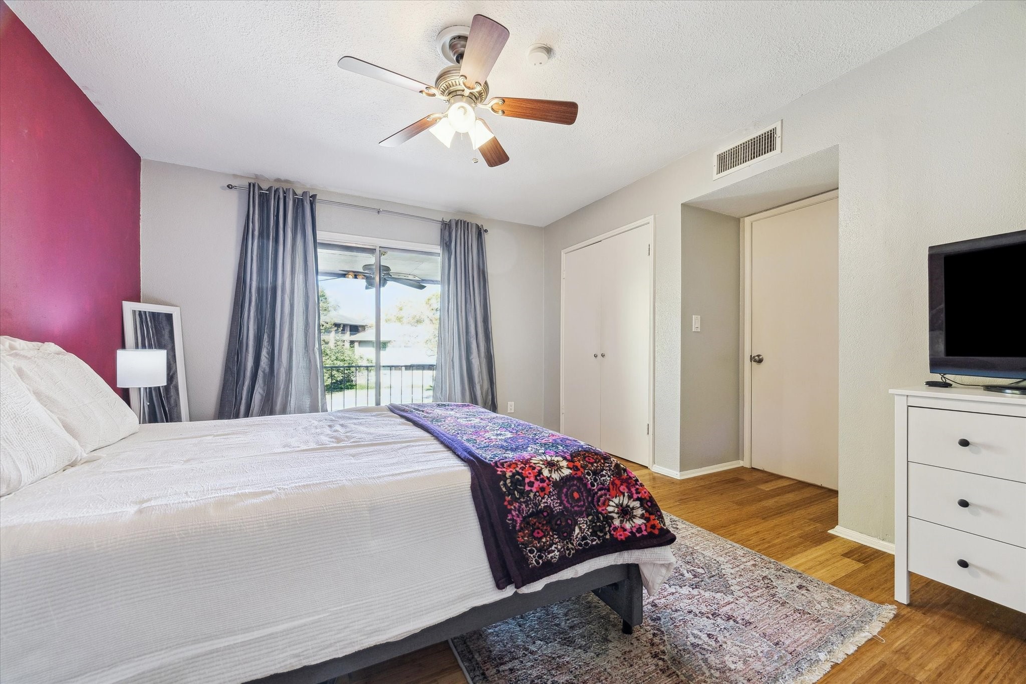 6465 Bayou Glen Road Houston, TX 77057 - Photo 9 of 15 a bedroom with a bed and a flat screen tv