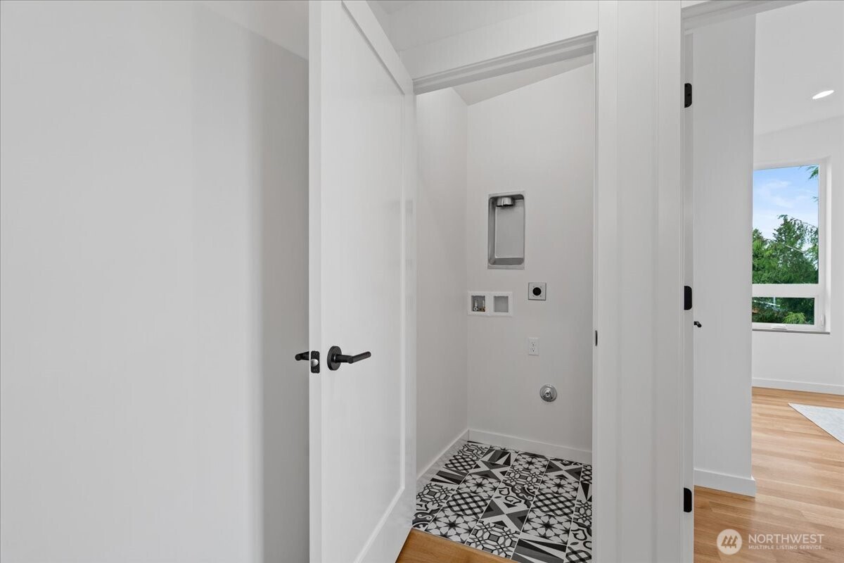 4120 Burke Avenue North Seattle, WA 98103 - Photo 18 of 27
