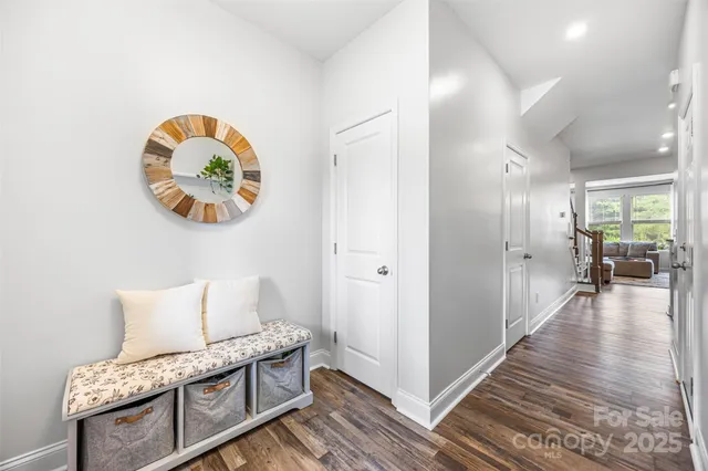 a view of livingroom with furniture