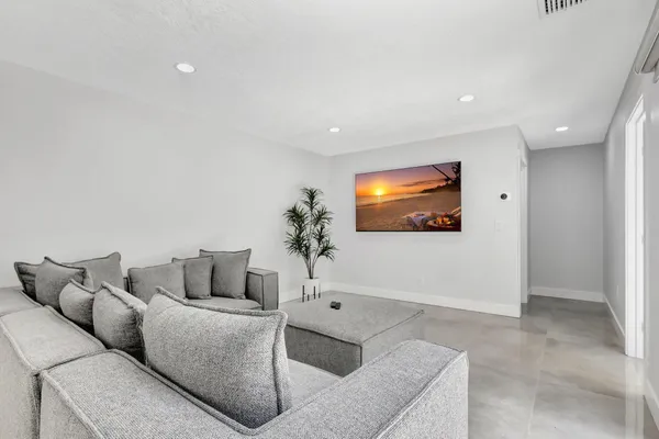 $3,500 | 355 Prestwick Circle, Unit 4, Palm Beach Gardens, FL 33418