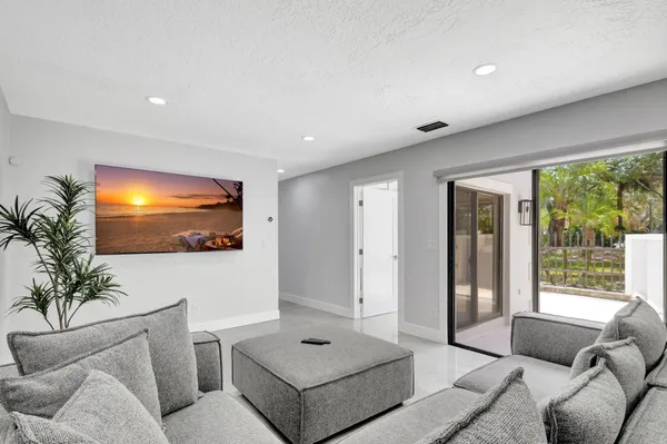 $3,500 | 355 Prestwick Circle, Unit 4, Palm Beach Gardens, FL 33418