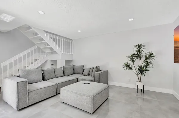 $3,500 | 355 Prestwick Circle, Unit 4, Palm Beach Gardens, FL 33418