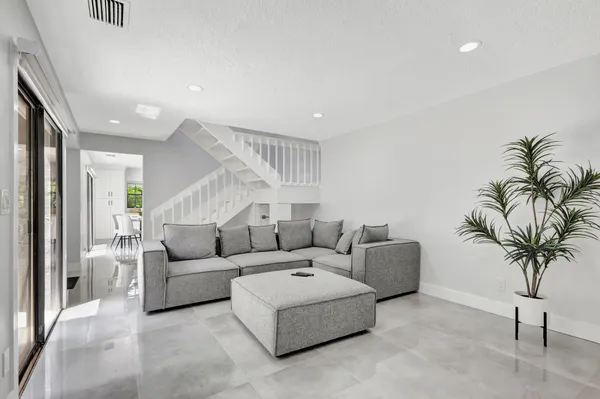 $3,500 | 355 Prestwick Circle, Unit 4, Palm Beach Gardens, FL 33418