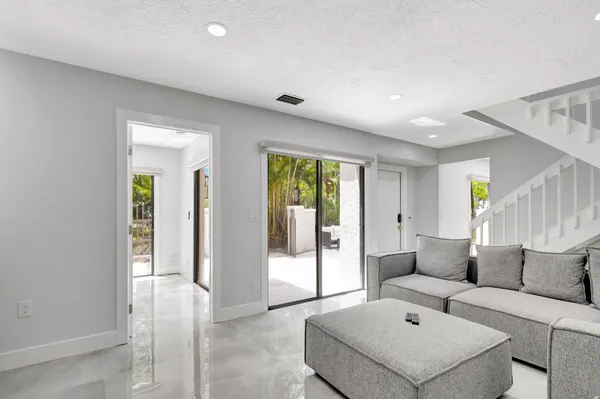 $3,500 | 355 Prestwick Circle, Unit 4, Palm Beach Gardens, FL 33418