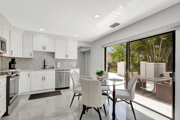 $3,500 | 355 Prestwick Circle, Unit 4, Palm Beach Gardens, FL 33418