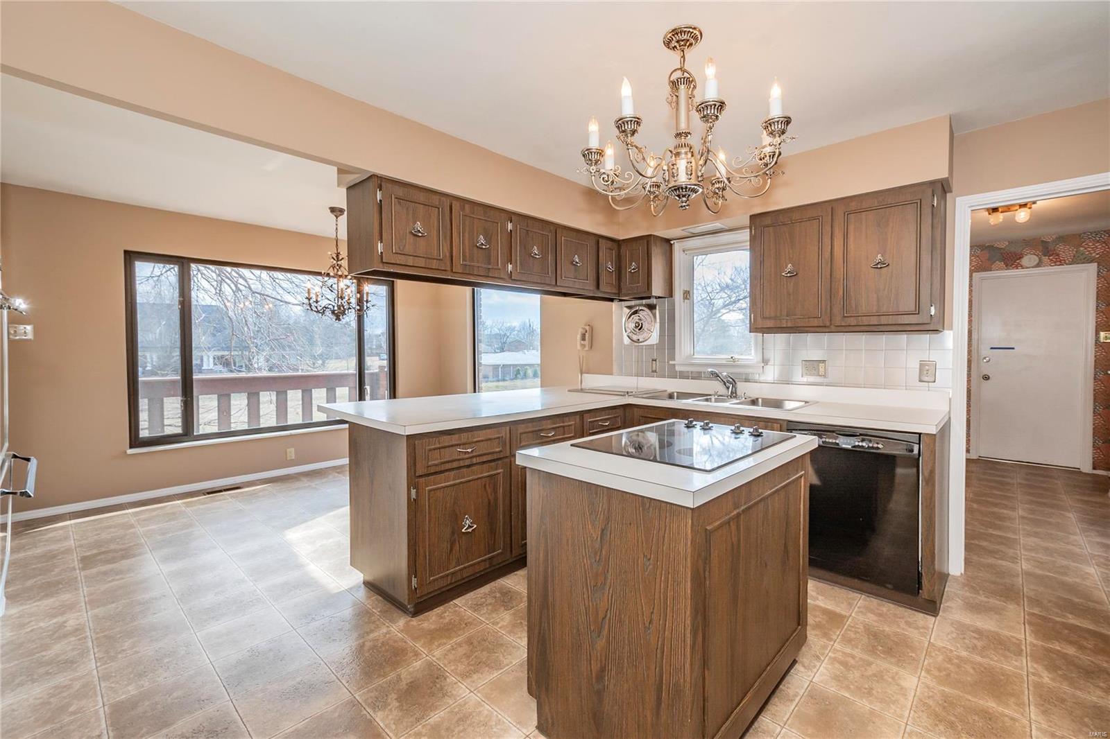 8 Daybreak Estates St. Louis, MO 63128 - Photo 11 of 15