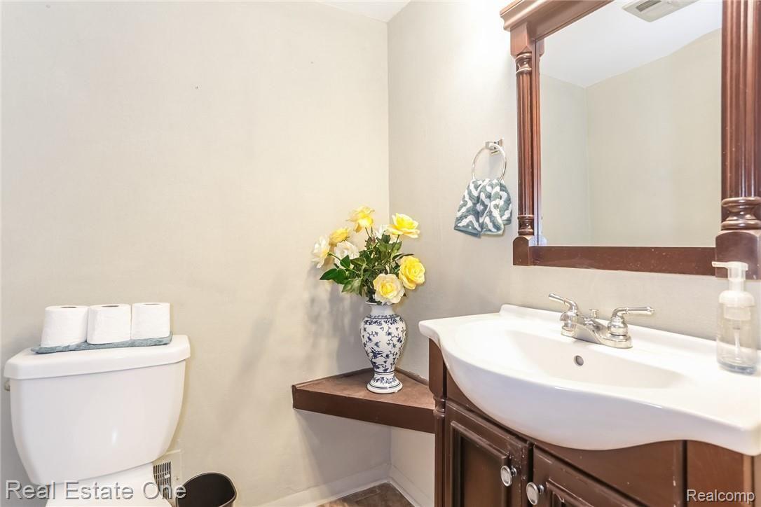 637 Oakbrook West, Unit 20 Rochester, MI 48307 - Photo 15 of 24 Powder Room