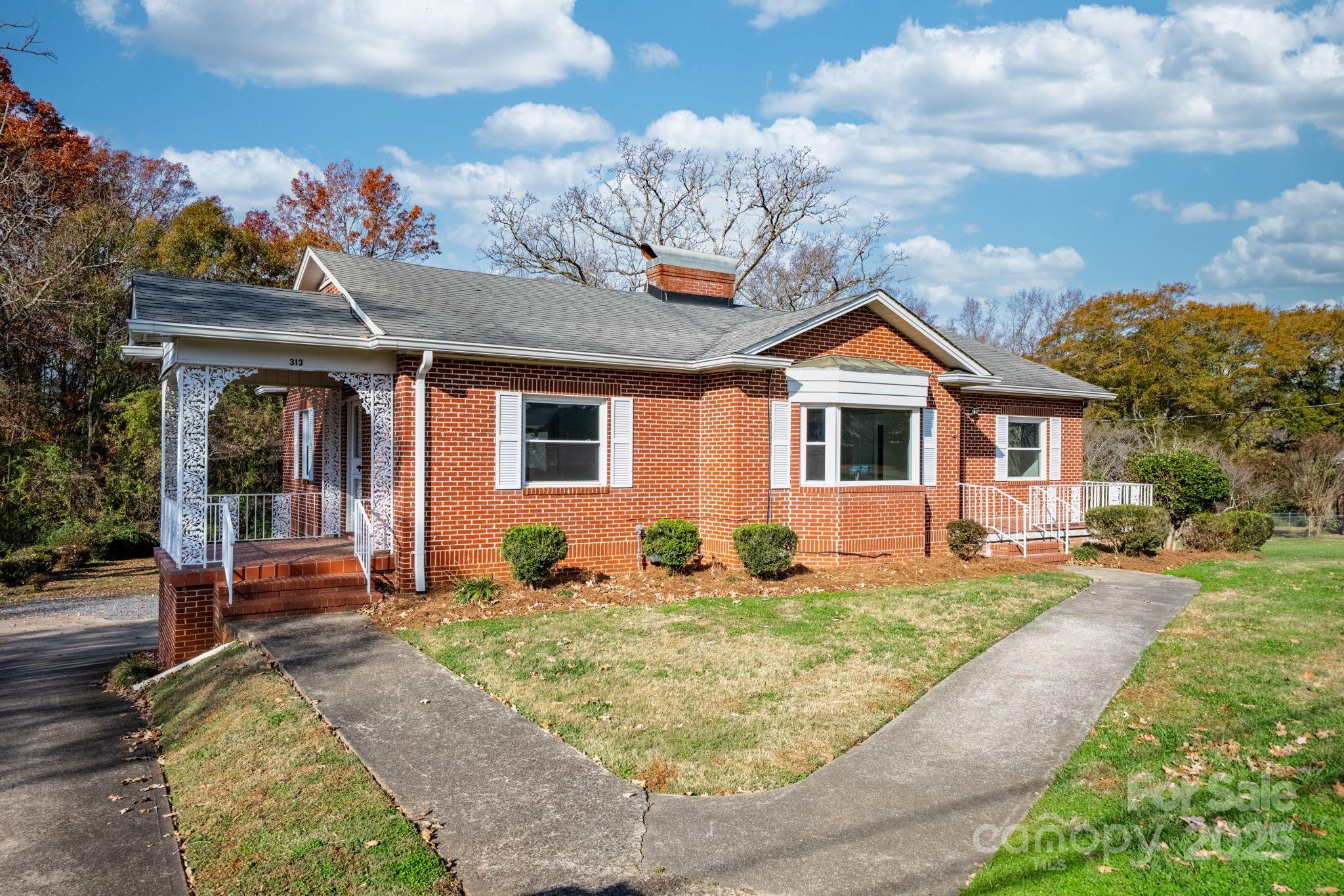 313 17th Street Northwest Hickory, NC 28601 - Photo 3 of 47