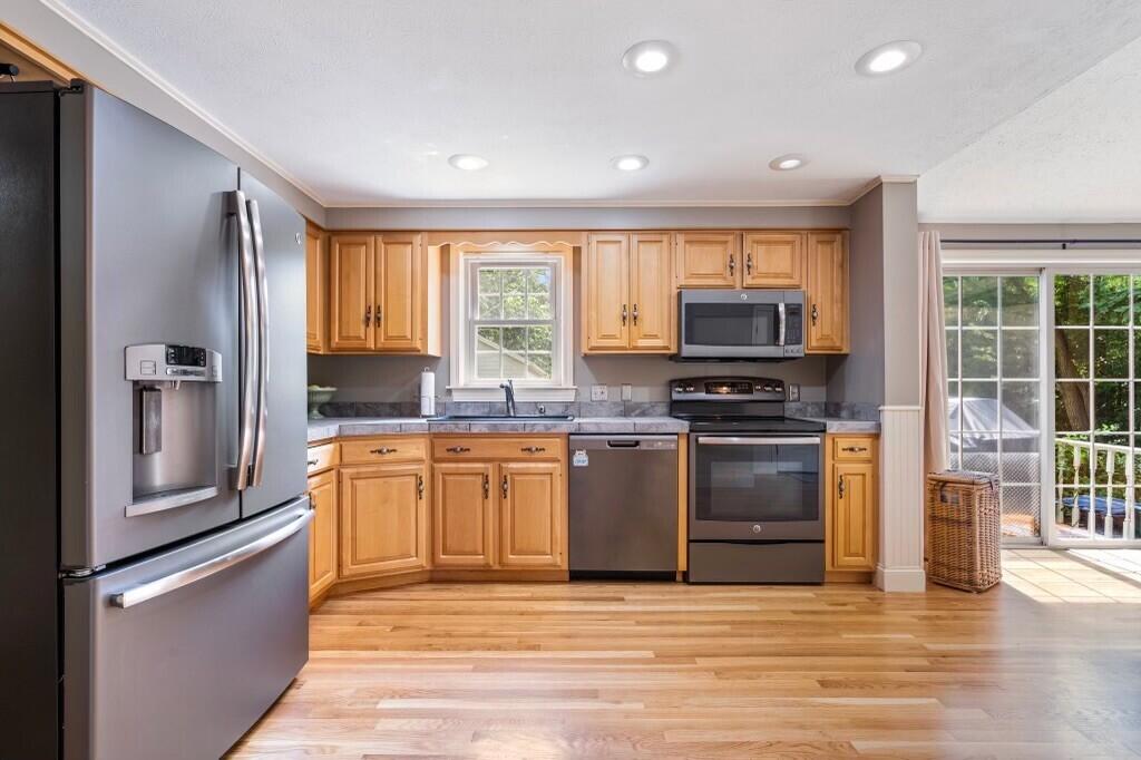 22 West Loop Road Biddeford, ME 04005 - Photo 8 of 52 Kitchen