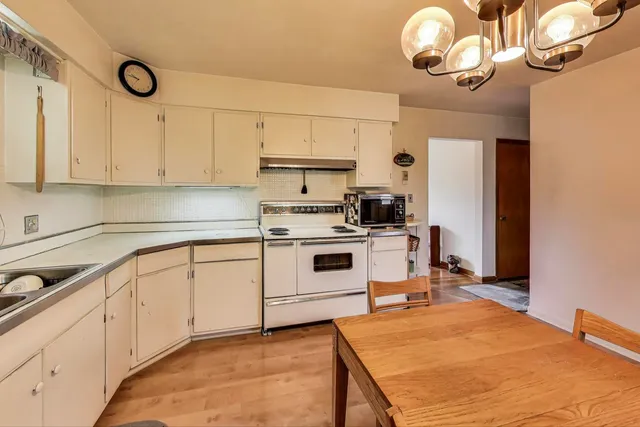 $375,000 | 738 North Parker Street, Elmhurst, IL 60126