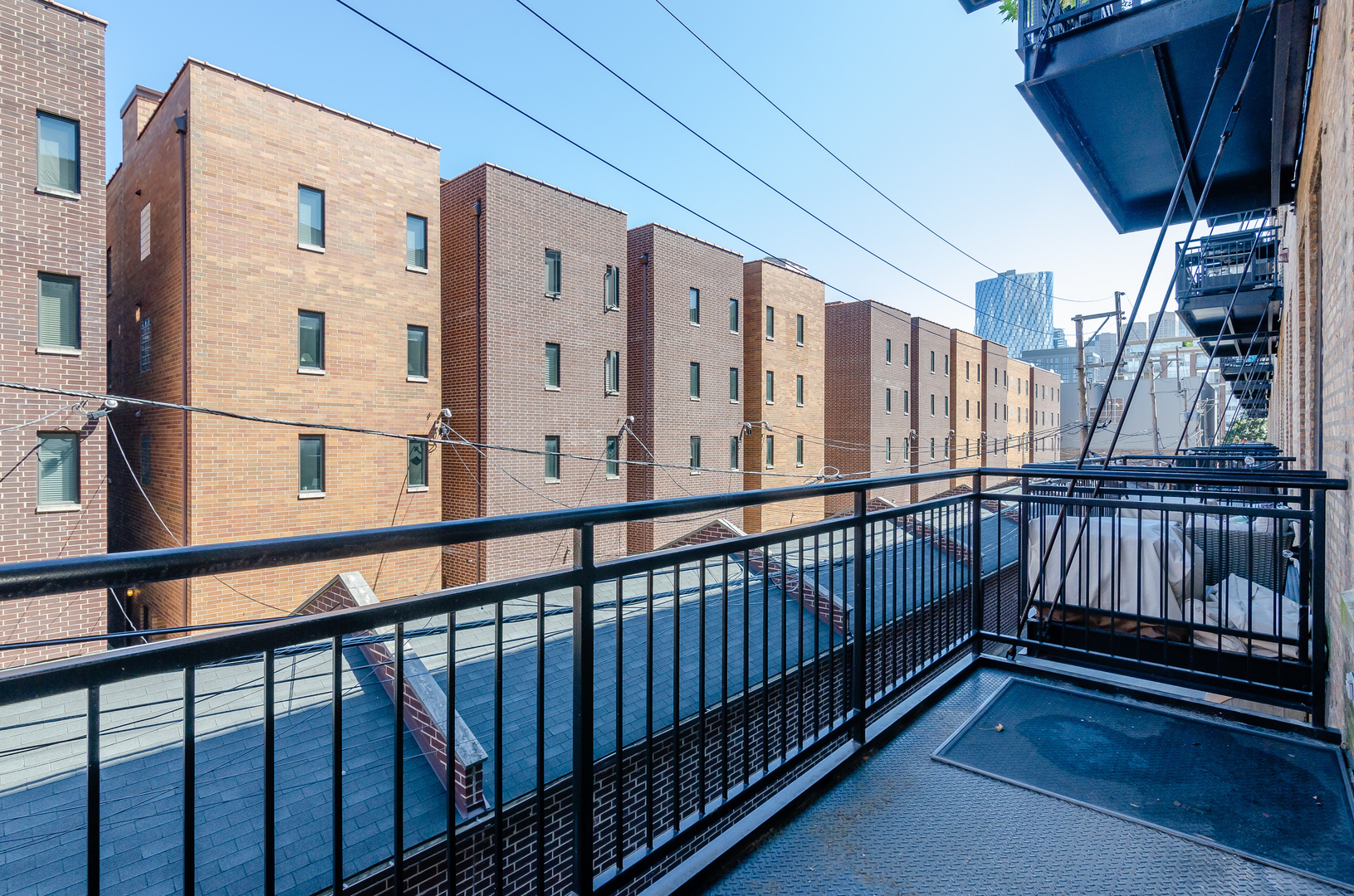 1040 West Adams Street, Unit 257 Chicago, IL 60607 - Photo 10 of 15 a view of a building from a balcony