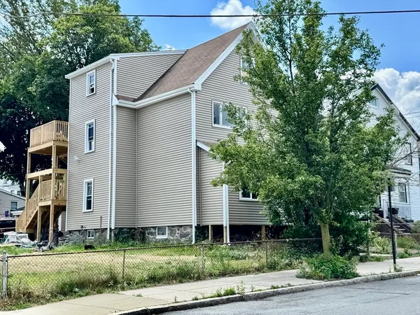 a view of back yard of the house