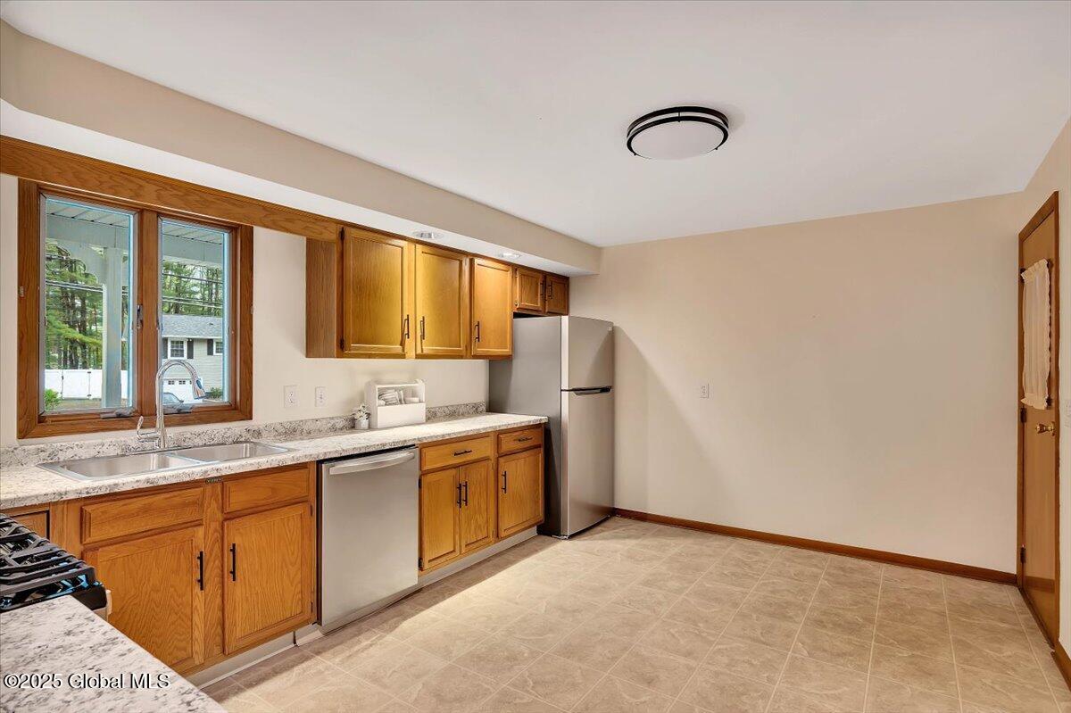 16 New Castle Road Halfmoon, NY 12065 - Photo 8 of 38 19-P1408380
