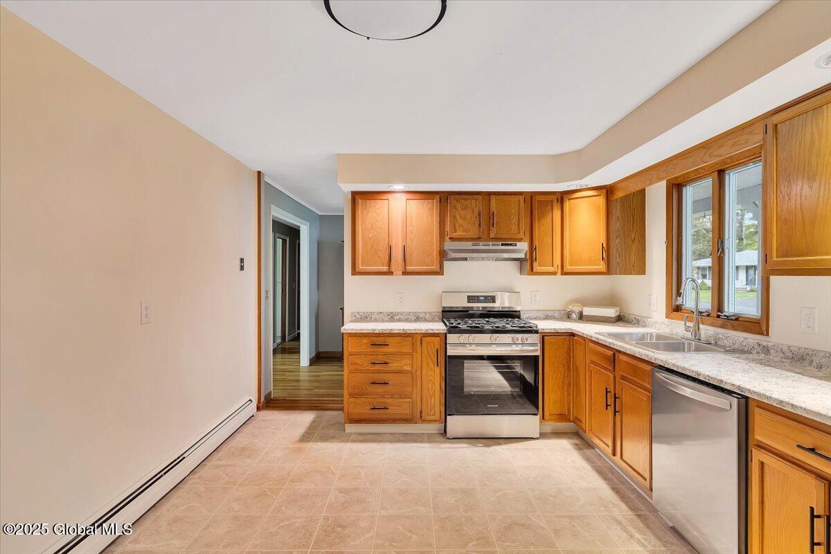 16 New Castle Road Halfmoon, NY 12065 - Photo 9 of 38 20-P1408386