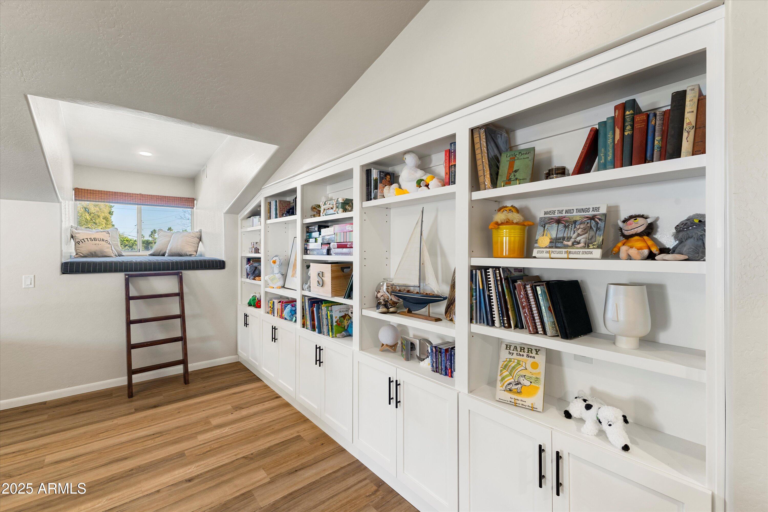 3930 North 30th Street Phoenix, AZ 85016 - Photo 28 of 40 a hallway with cabinets and book shelf