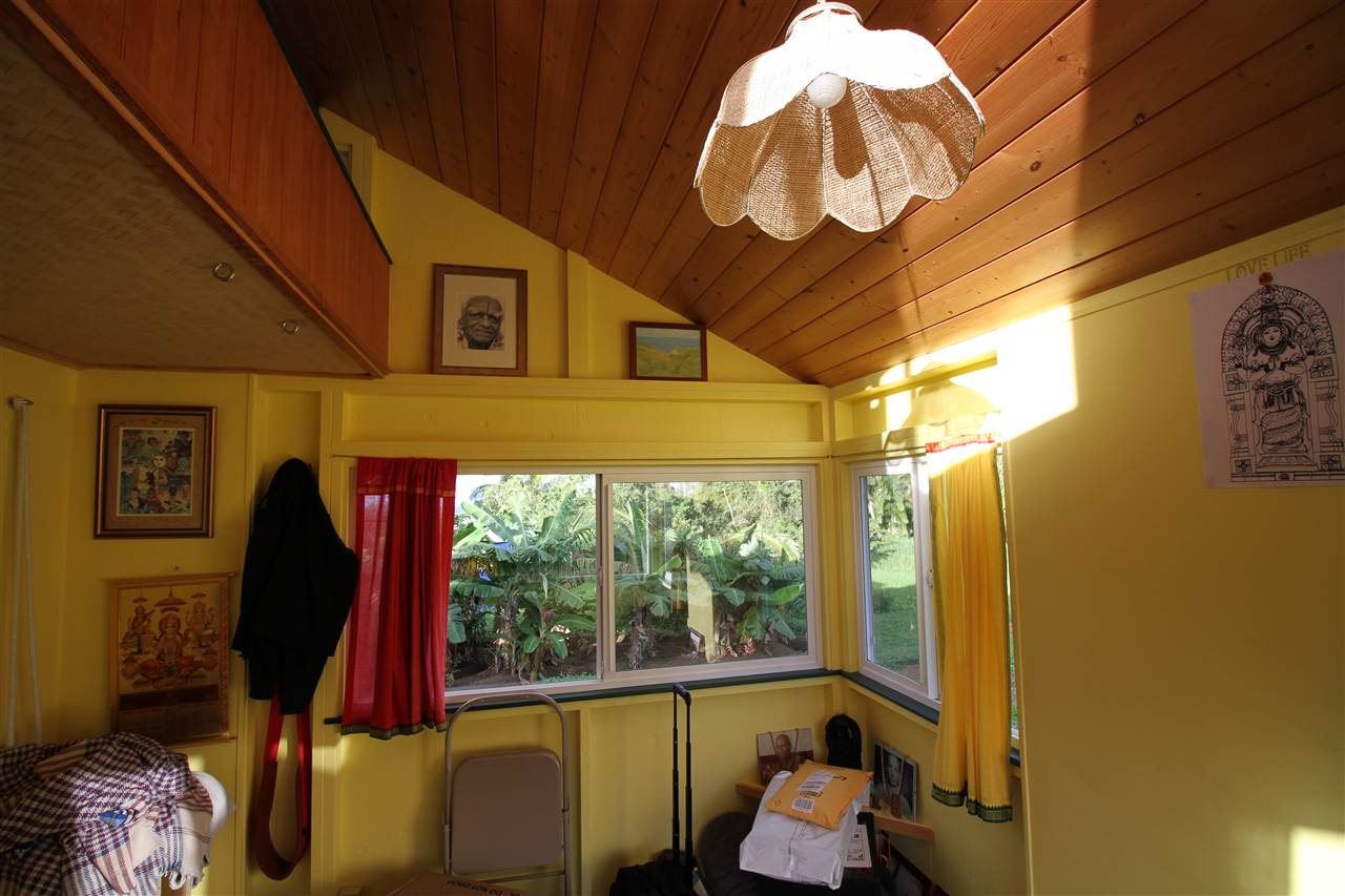 434 Hoolawa Road Haiku, HI 96708 - Photo 14 of 22 a very nice looking room with a large window