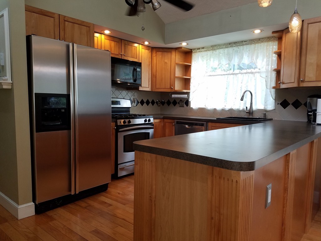 8 Locust Street Middleton, MA 01949 - Photo 5 of 30 Gallery Image 5