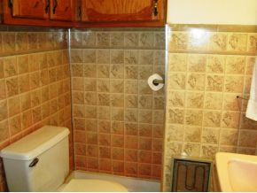 Neat and clean full bath