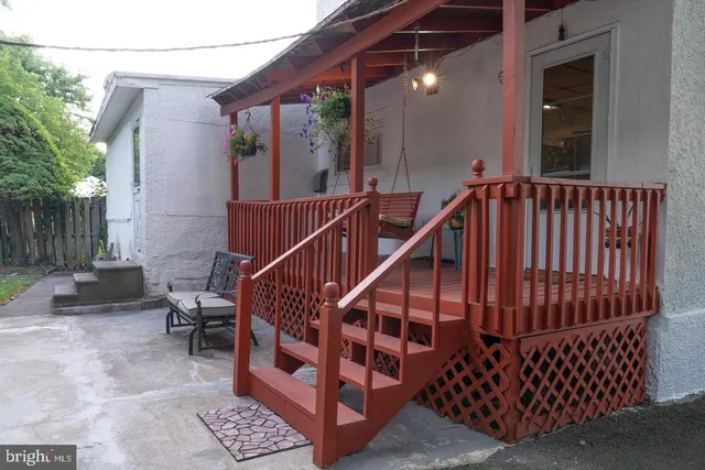 a view of entryway with a balcony