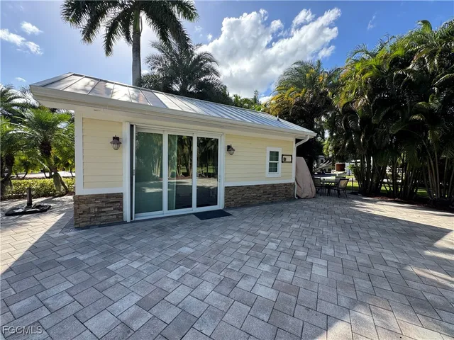 a view of a backyard