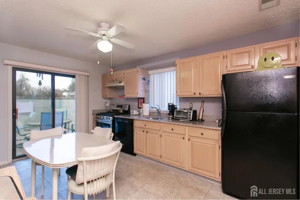 $557,500 | 77 Linda Lane, Edison, NJ 08820