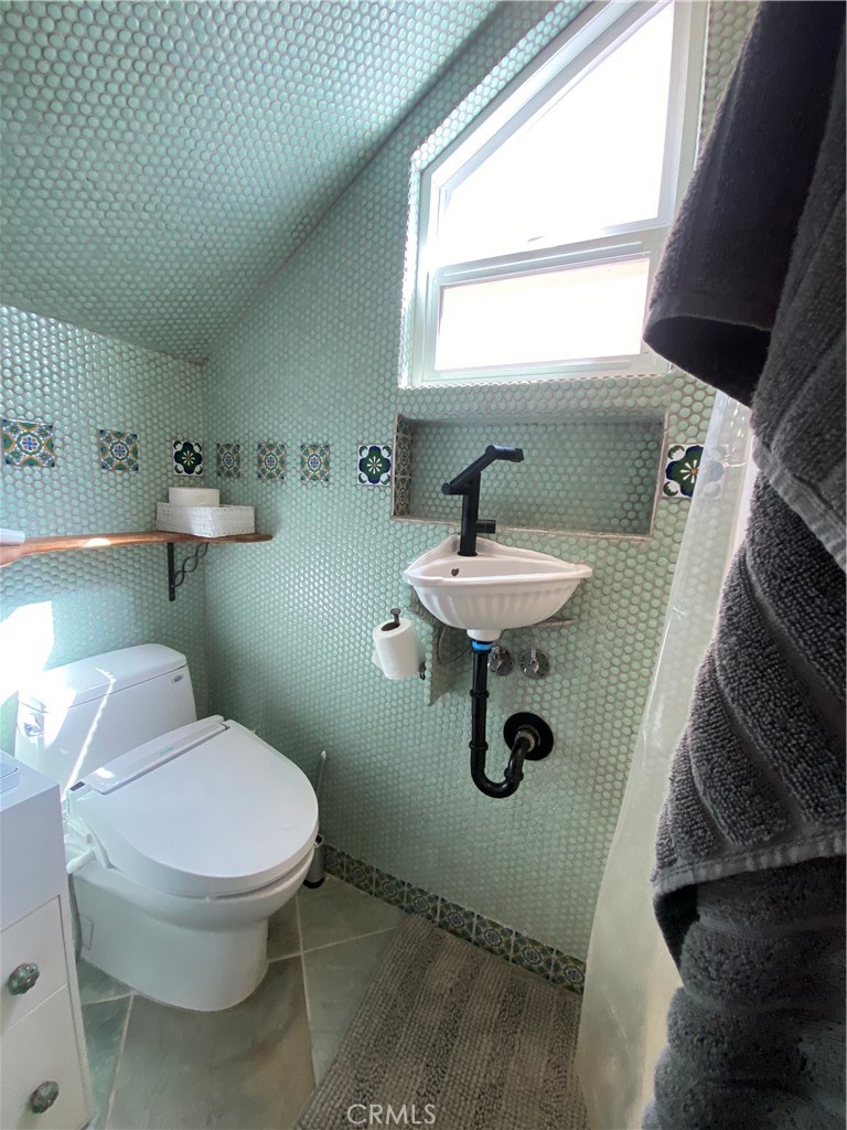 631 Benson Way, Unit A Thousand Oaks, CA 91360 - Photo 16 of 30 Shared Bathroom