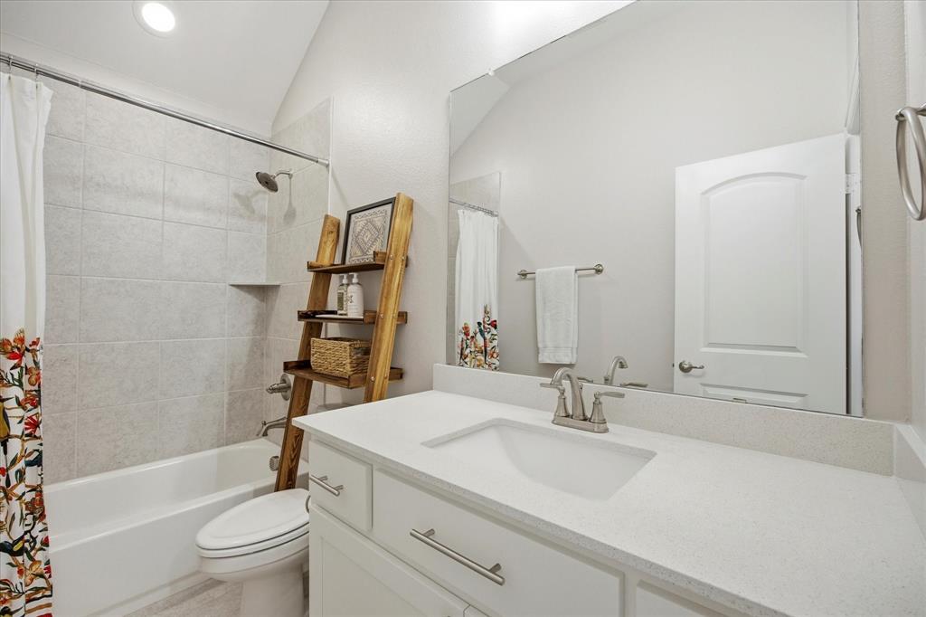 809 Mildren Lane Fate, TX 75087 - Photo 19 of 32 Full size bathroom located between the 2 guest bedrooms.