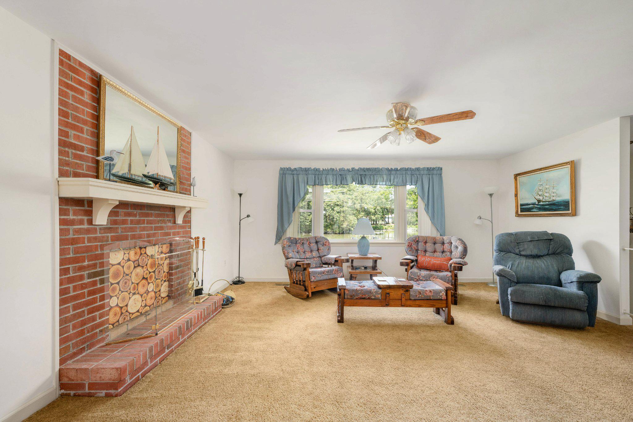 279 Harbor Drive Reedville, VA 22539 - Photo 24 of 97 Living room