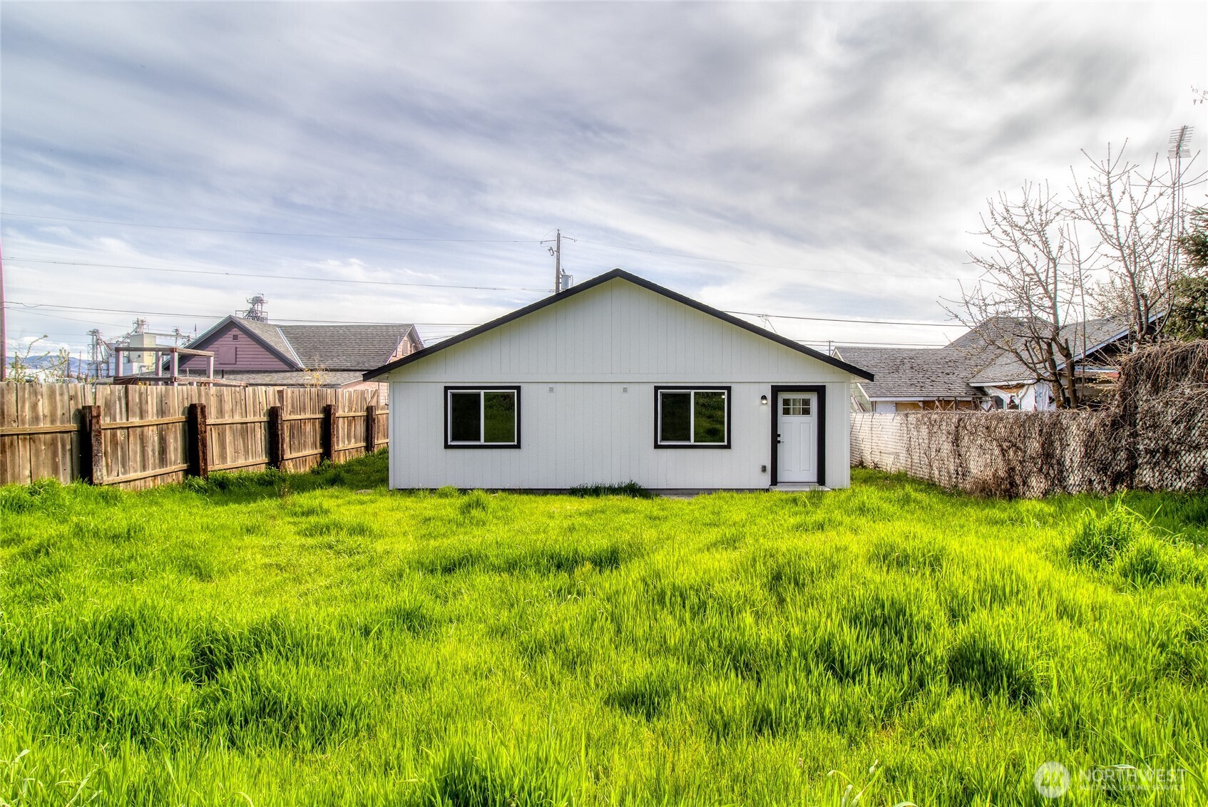 506 Edith Avenue Walla Walla, WA 99362 - Photo 16 of 18 a front view of a house with yard and green space