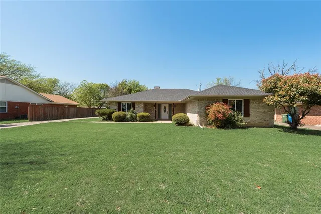 $2,400 | 219 Hillcrest Drive, Sanger, TX 76266
