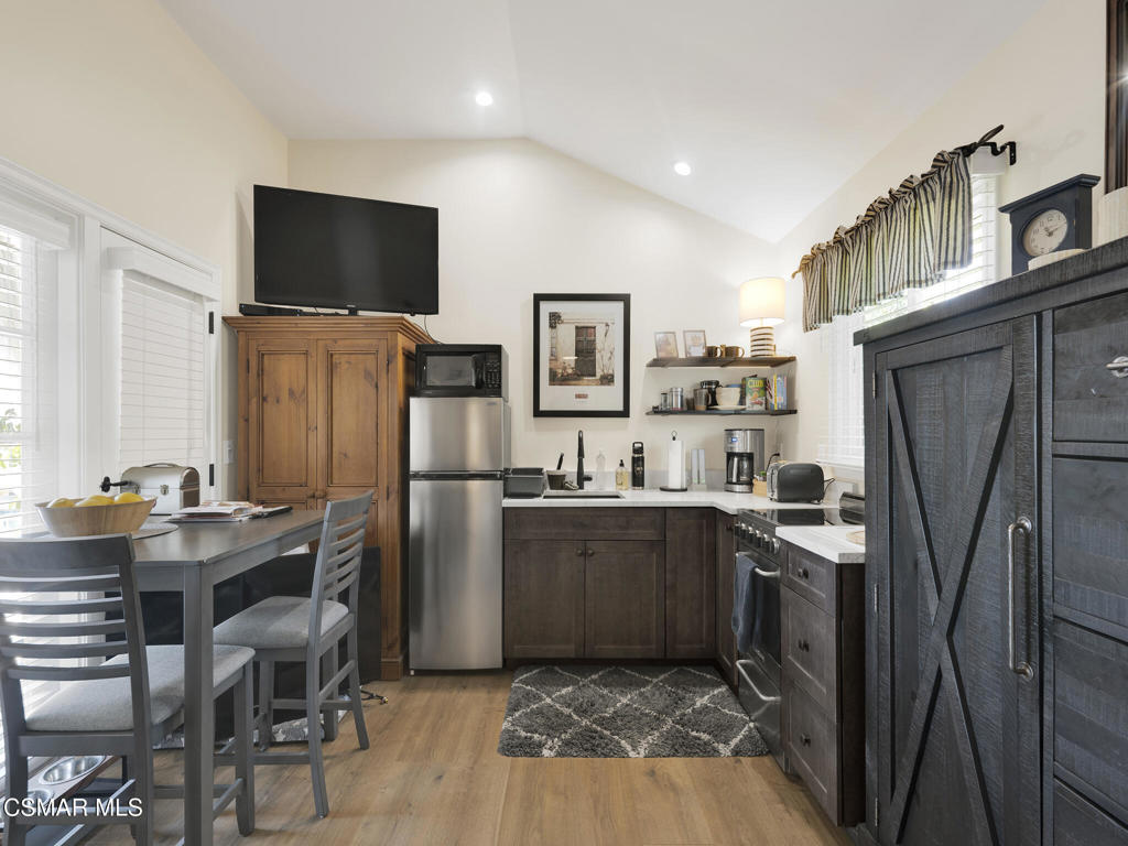 1524 West Riverside Drive Burbank, CA 91506 - Photo 40 of 50