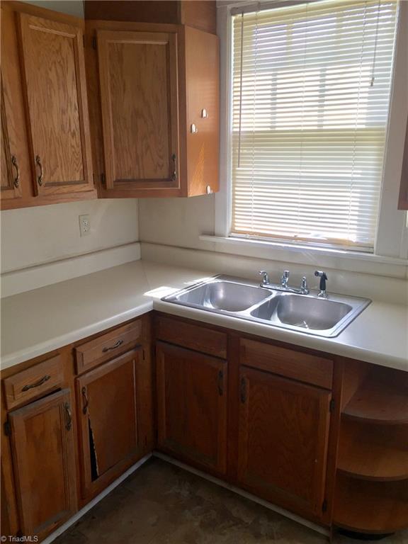 811 Old Winston Road High Point, NC 27265 - Photo 3 of 13 Kitchen