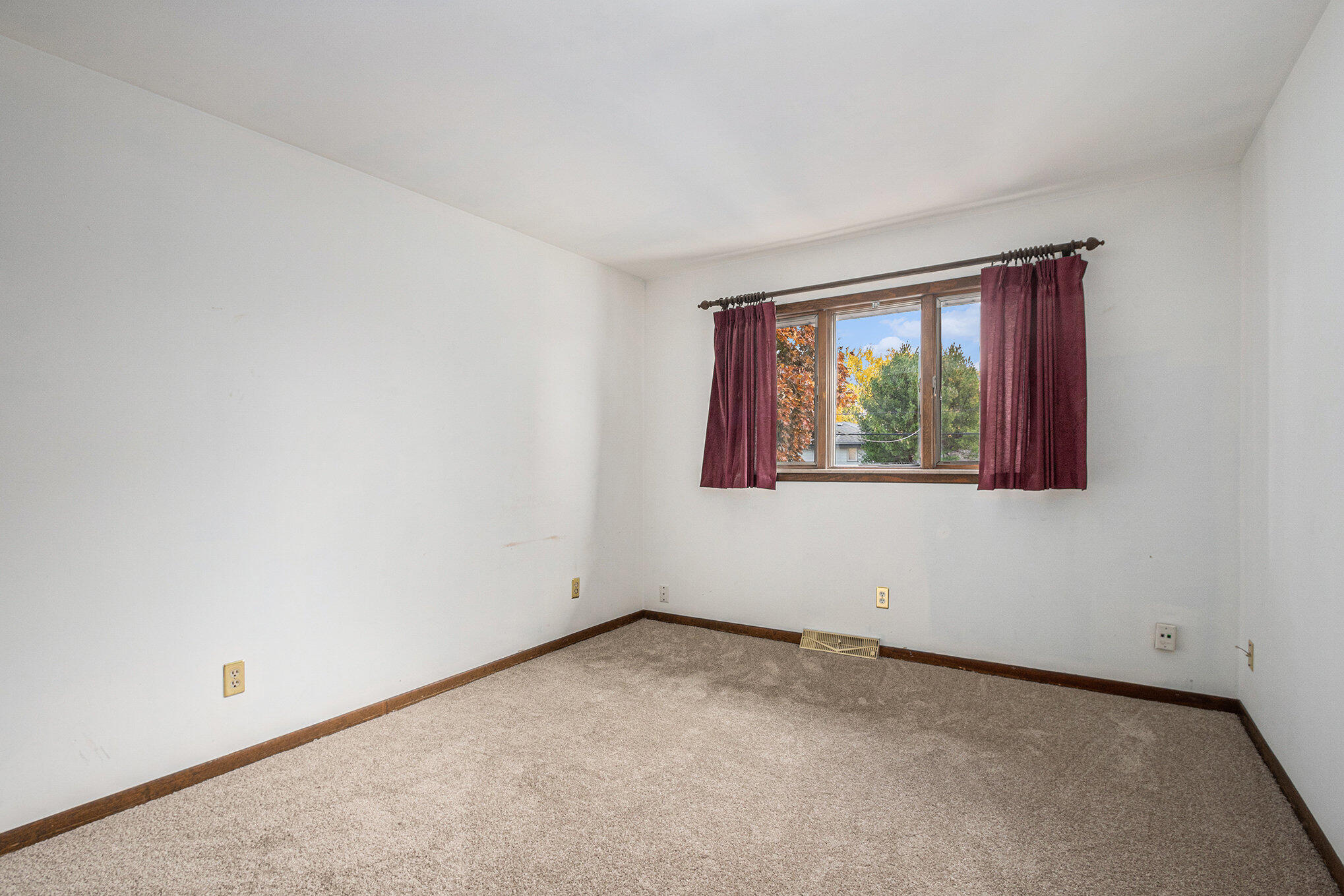 7905 Frederick Avenue Munster, IN 46321 - Photo 14 of 26 an empty room with windows